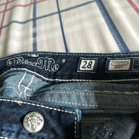 Miss Me 28,low rise bell bottom style.Small snag, can probably be pulled out.GUC - Picture 4 of 8